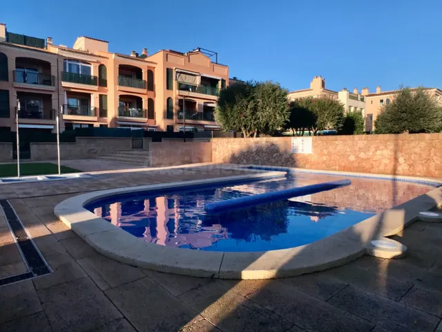 ACOGEDOR APARTAMENTO CON TERRAZA Y PISCINA COMUNITARIA - foto 2