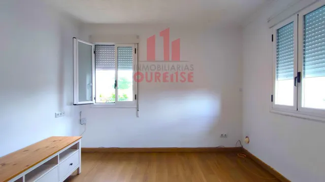 CASA ADOSADA MUY PRÓXIMA AL HOSPITAL DE OURENSE. — 13