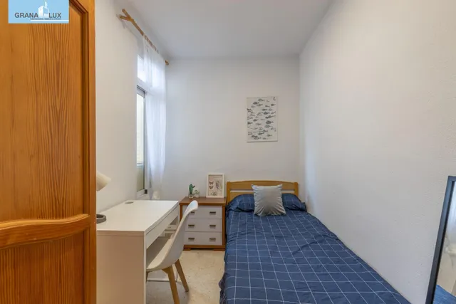 Piso ideal para inversión con alta rentabilidad junto a facultades de  Cartuja en Granada — 9