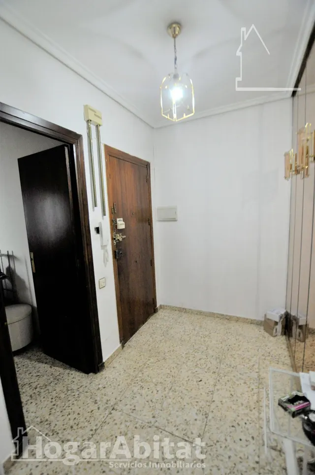 AMPLIO Y EXTERIOR CON BALCÓN Y TRASTERO, EN EL CENTRO — 30