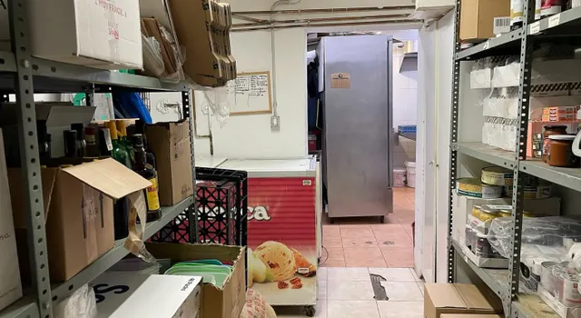 Venta de restaurante y fábrica de embutidos — 34