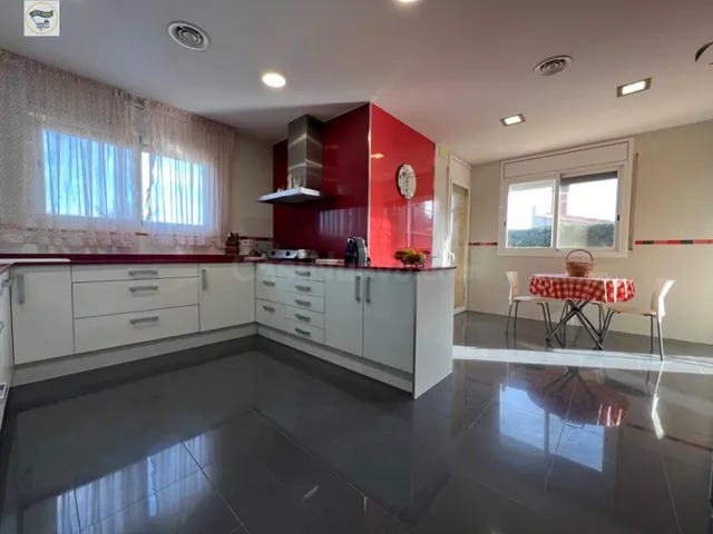 ESPECTACULAR CASA CON PISCINA — 4