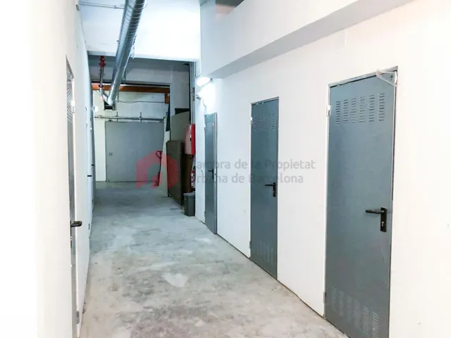 Local comercial de 990 m2 distribuidos en 2 plantas y con 2 viviendas. — 16