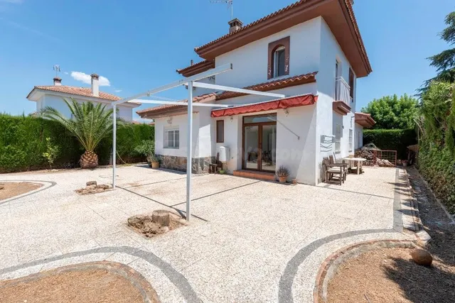 Magnífica casa con parcela en urbanización privada con pisci