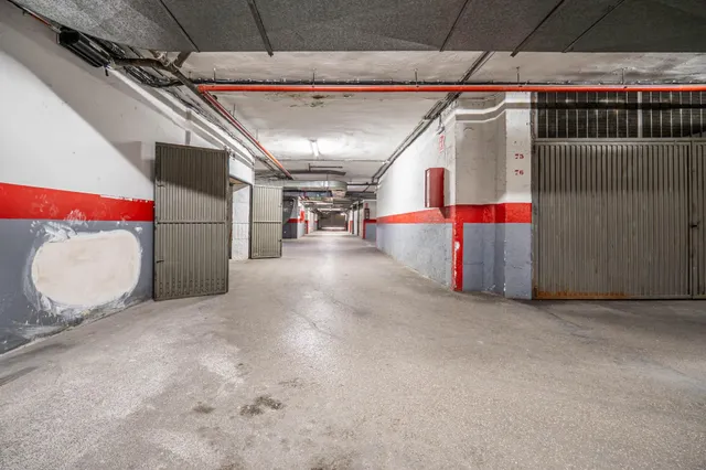 Plaza de garaje cerrado con estanterías en parque Genil cerca de Hospital La Inmaculada — 14