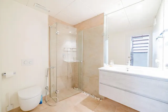 Villa independiente con piscina y 893 m2 de parcela en Benicàssim: espacio, diseño y privacidad — 21