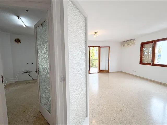 Apartamento luminoso y semi reformado de 4 dormitorios en el corazón de Port d’Alcúdia — 11