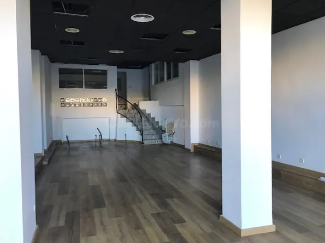 VENTA DE LOCAL COMERCIAL EN VISTALEGRE, FRENTE COLEGIO MARISTAS, 137 m2. — 2