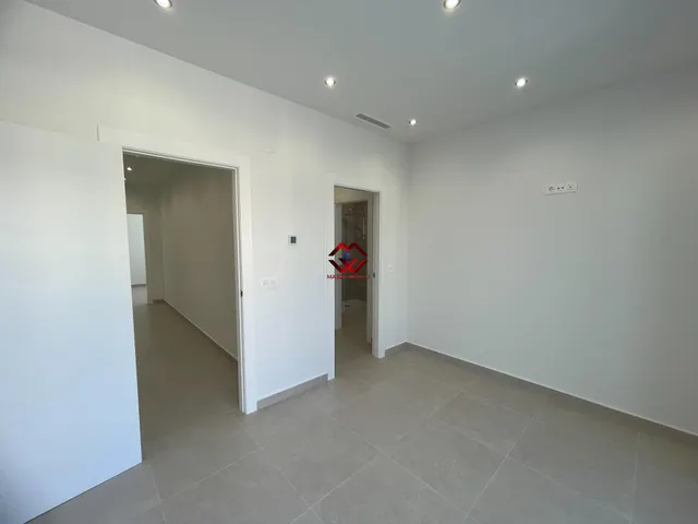Chalet independiente de diseño con piscina privada y jardín en Heredades — 28