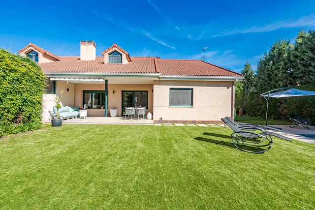 MAGNÍFICO CHALET EN LA SIERRA DE GUADARRAMA PARA VIVIR EN UNA PLANTA Y LISTO PARA ENTRAR A 25 MINUTOS DE MADRID CON PORCHE, JARDÍN Y PISCINA — 40