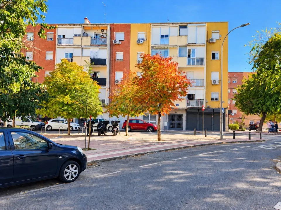 Piso de 2 dormitorios con terraza y grandes posibilidades de reforma en Simancas, Madrid