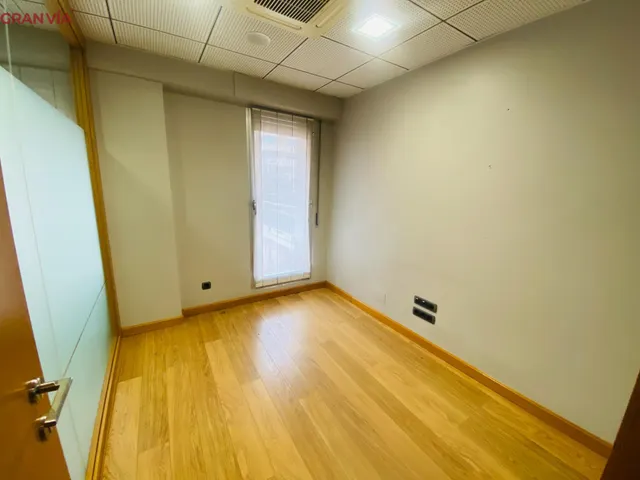 Oficina en alquiler en la Gran Vía — 17