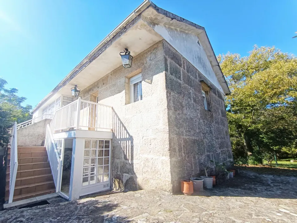 “Pequeña casa, gran encanto: un refugio rural con casi 900 m2 de finca en Esfarrapada”
