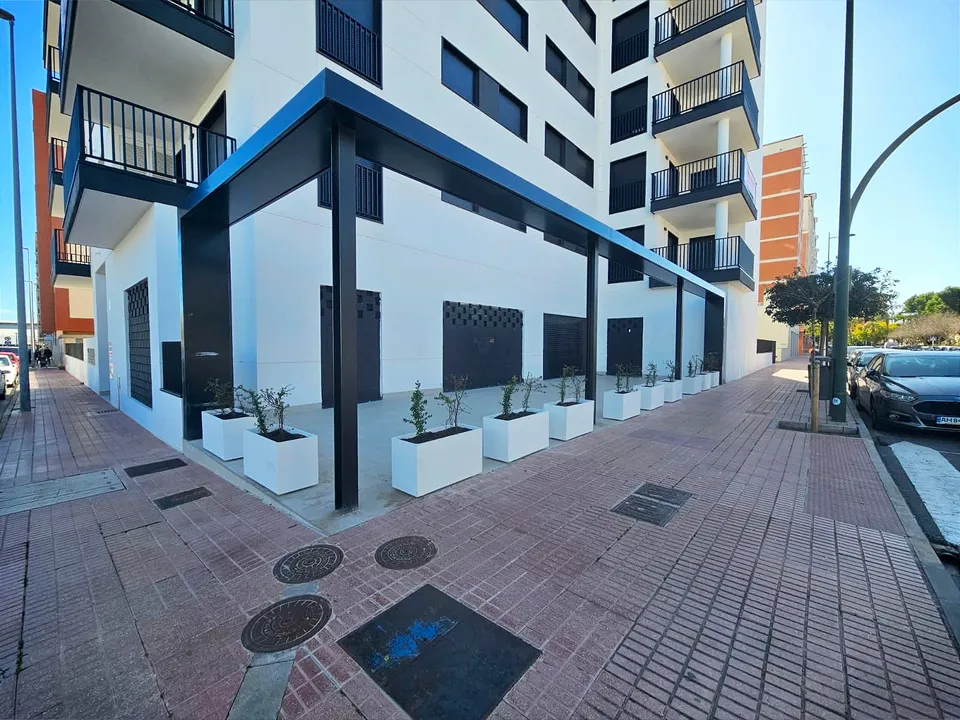 LOCAL COMERCIAL CON DOS TERRAZAS Y DOS PLAZAS DE GARAJE