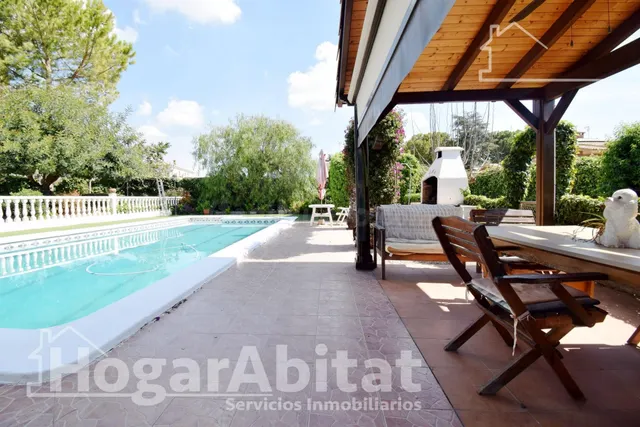 CHALET SEMINUEVO CON PISCINA, GARAJE, JARDIN Y TERRAZA - foto 2