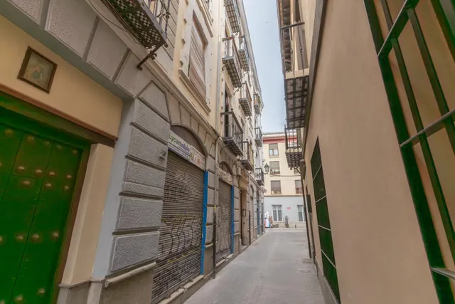 Oportunidad única en pleno corazón de Granada: luminosidad, ubicación y un enorme potencial de transformación — 43