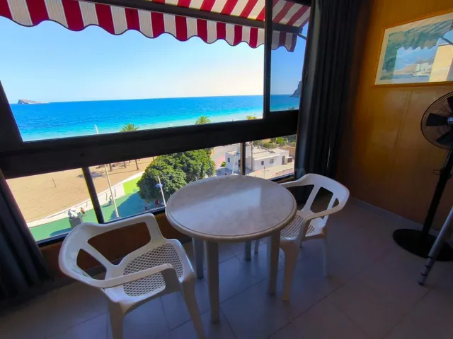 Apartamento de 1 dorm. con vistas al mar en primera línea de