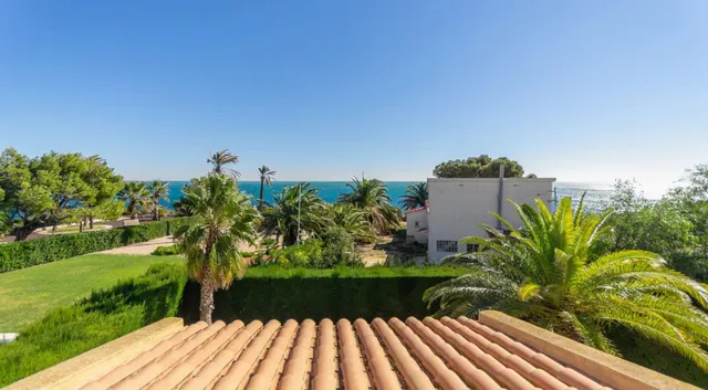 Magnifica villa de 347m2, situada a 1ª línea de mar — 27