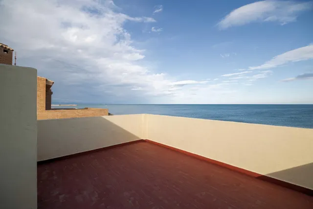 EXCLUSIVA FRENTE AL MAR CON TERRAZAS, LUZ CRUZADA Y CUATRO DORMITORIOS –  PRIMERA LÍNEA DE MAR Y GARAJE. — 41