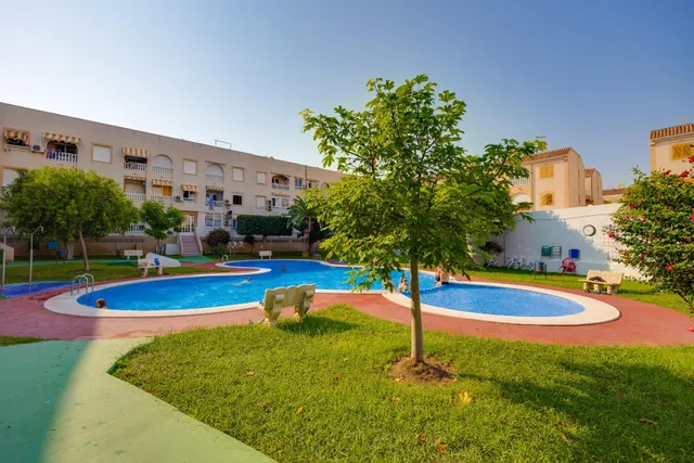 Ático con terraza, garaje y piscina a 250 metros del mar — 41