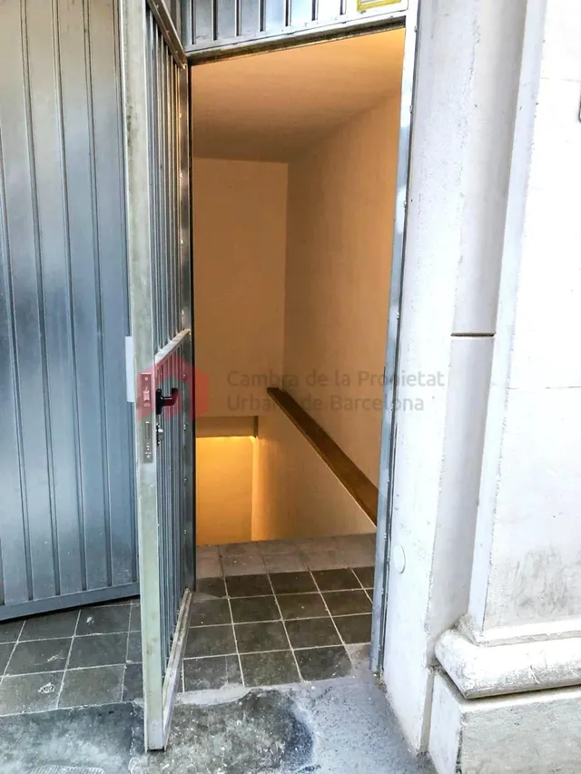 Local comercial de 990 m2 distribuidos en 2 plantas y con 2 viviendas. — 7