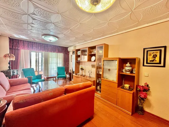 Amplia vivienda de 3 dormitorios en pleno centro de Torrevie - foto 2