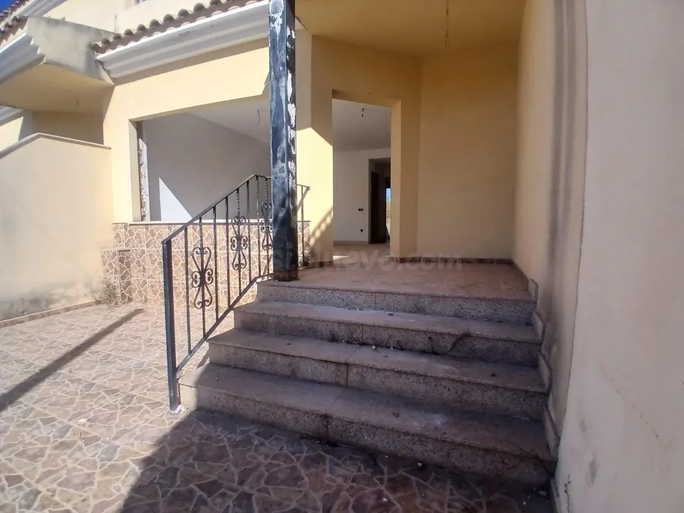 Chalet adosado con jardín y terrazas para reformar en Santa Magdalena de Pulpis