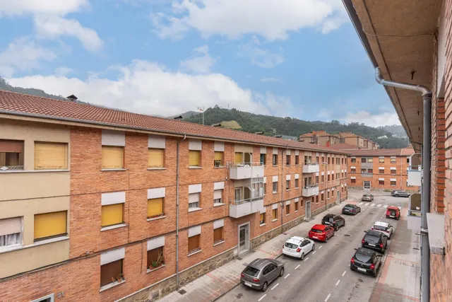 Piso de 4 dormitorios sin ascensor ( 2º) en el barrio de Santa Marina. Mieres — 26