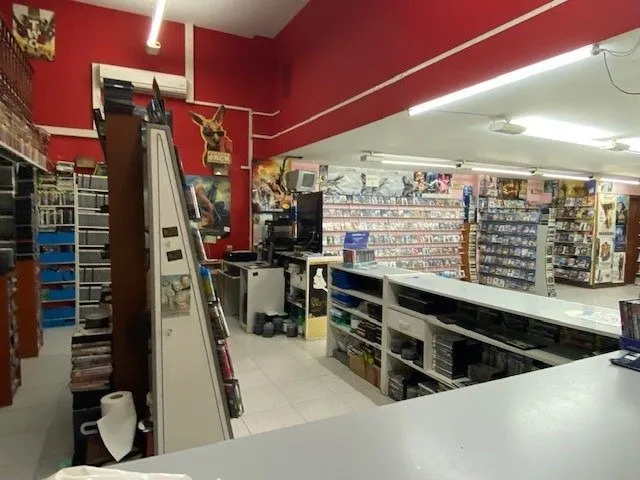 LOCAL EN VENTA CON MUY BUENA UBICACIÓN — 3