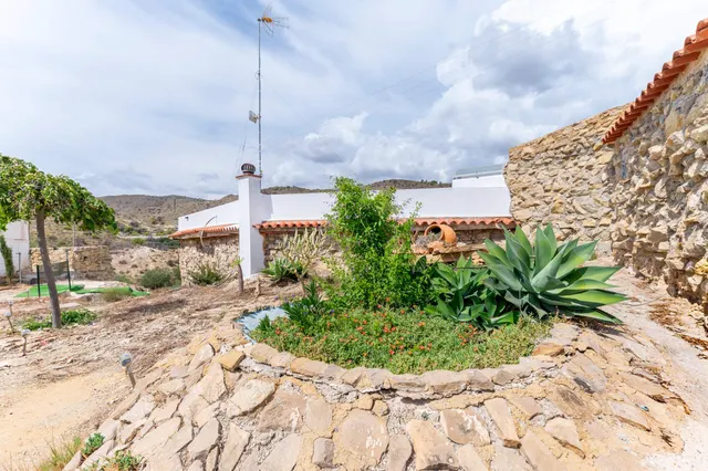 "Carácter rústico junto al mar, tu chalet para reinventar." — 29