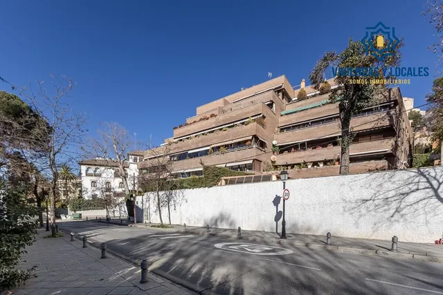 EXCLUSIVO PISO CON JARDÍN PRIVATIVO EN UNA DE LAS MEJORES URBANIZACIONES DE GRANADA — 48