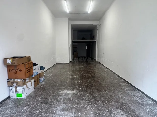 Local comercial en venta en Terrassa | Almacén con altillo y - foto 5