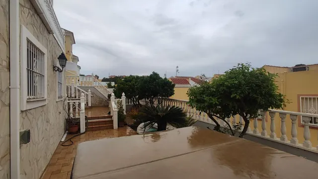 SE ALQUILA CHALET POR LARGO TIEMPO DE 3 DORMITORIOS Y 2 BAÑOS EN VILLA MARTIN (ORIHUELA COSTA) — 45