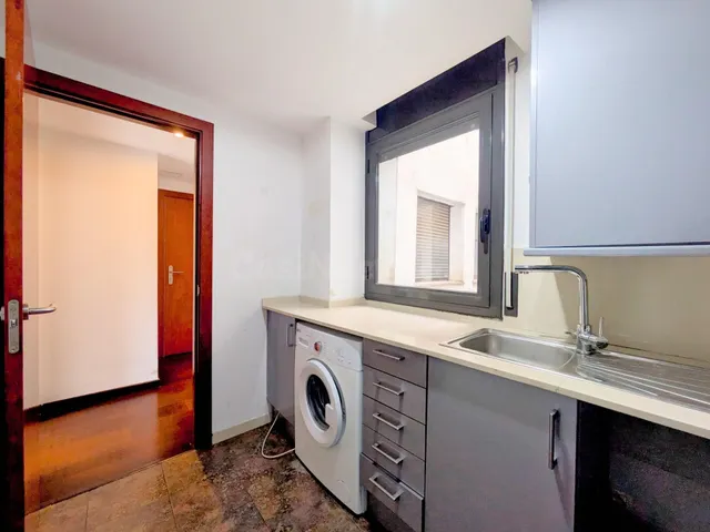 EN VENTA PISO CÉNTRICO EN AMPOSTA - foto 2