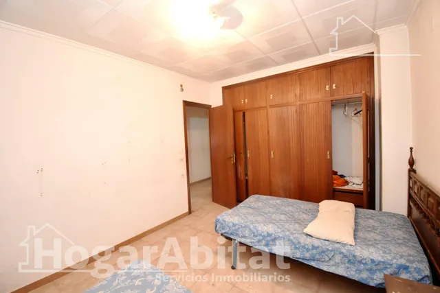 ESPACIOSA CASA CON LOCAL COMERCIAL, DOS TERRAZAS Y BALCÓN — 18