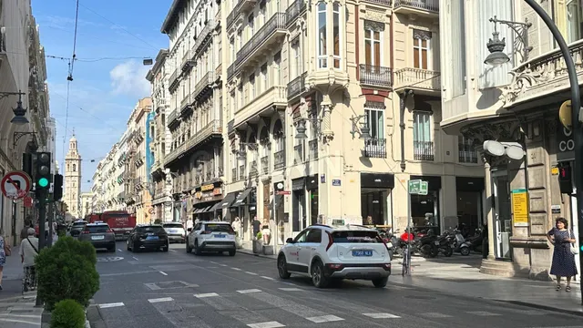 Local comercial en Calle de la Paz | 180 m2 y 3 huecos de fa - foto 3