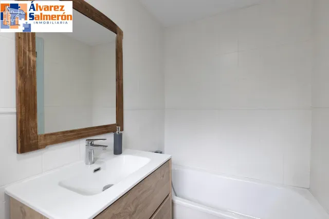 Casa independiente con piscina en La Zubia. — 23