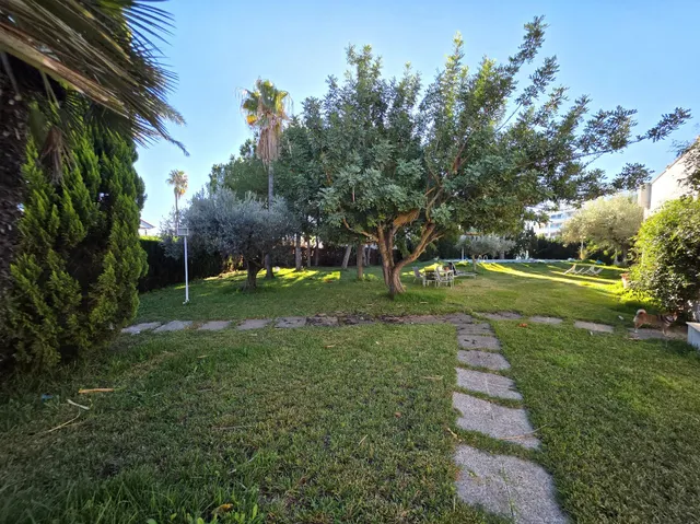 Se vende villa próxima al término municipal de Benicàssim, muy cerca de la playa. La casa está sobre una parcela de 1.889 m2, de la cual saldrían 3 parcelas de 629 m2 en caso de querer dividir el — 10