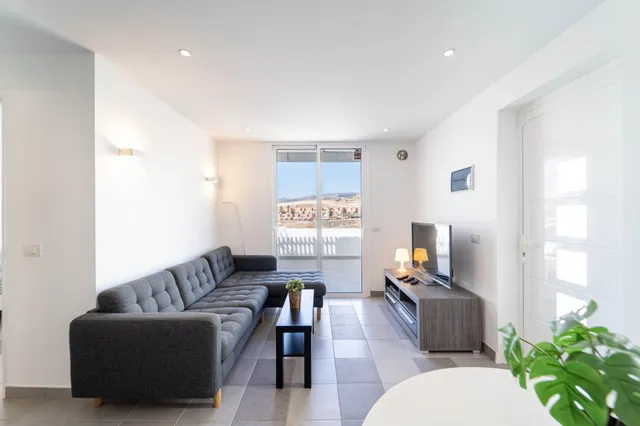 Apartamento renovado de 3 dormitorios con amplia terraza en Puerto Rico — 12