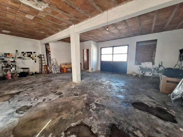 Amplia casa con 5 dormitorios, patio y planta baja ideal para garaje, negocio o proyecto — 32