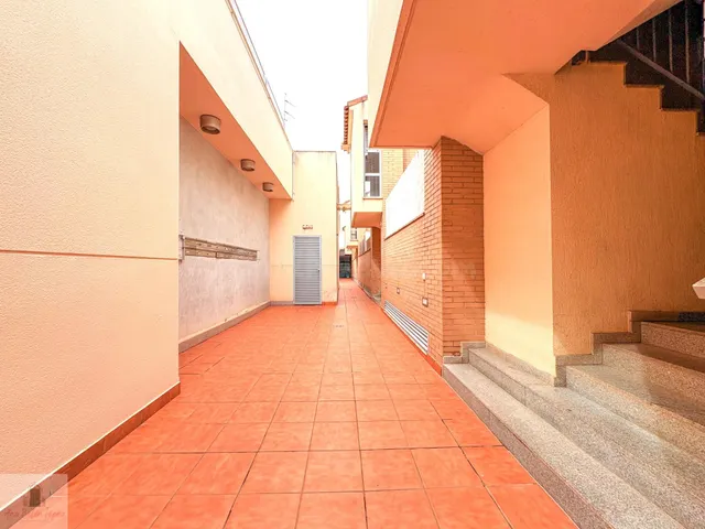Apartamento de 2 dormitorios con patio, garaje y trastero en Ronda Sur — 2