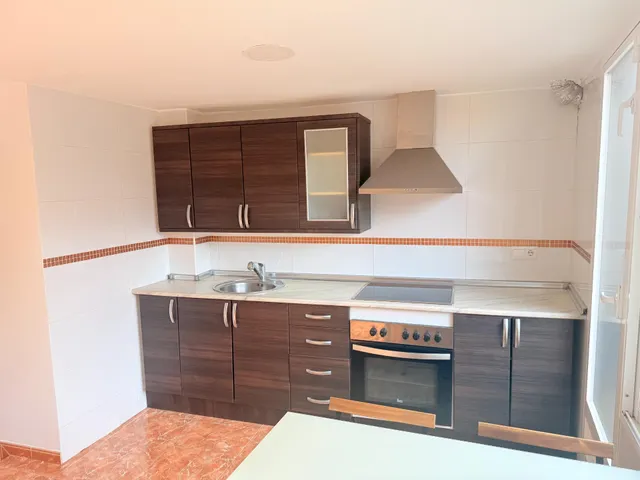 EXCELENTE PISO CERCA DE LA PLAYA, TOTALMENTE REFORMADO, EN 1º PLANTA,  EN UNA CASA TIPICA DEL BARRIO DEL CABAÑAL. — 4