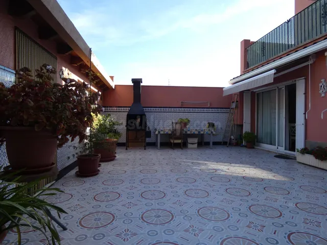 CALONGE: Edificio de 3 viviendas, + garages, con gran patio  - foto 2