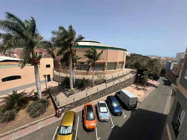 PISO EN VECINDARIO — 2
