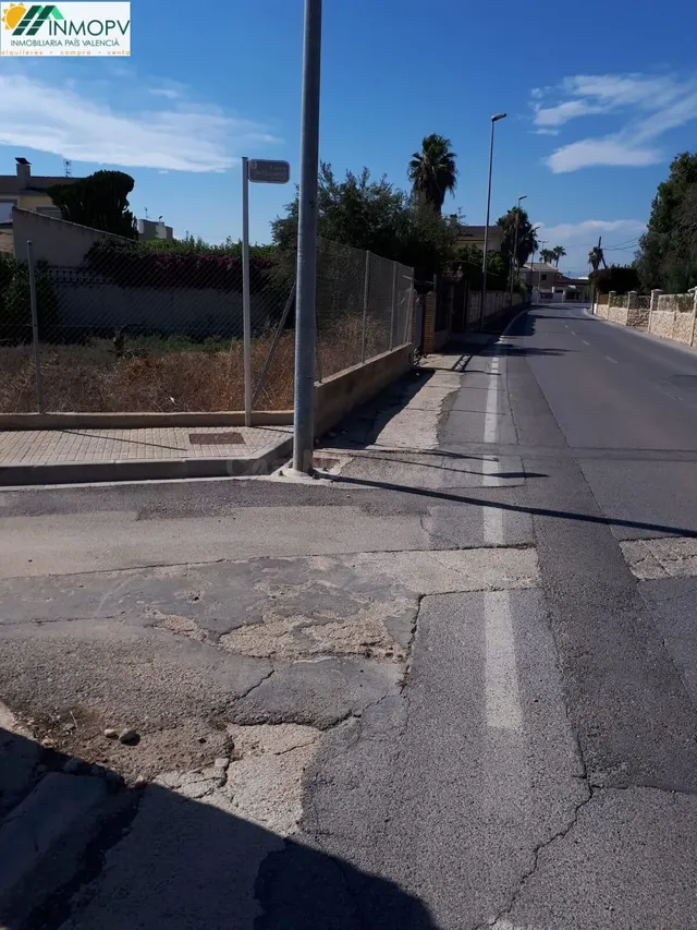 SE VENDE PARCELA URBANA ESQUINERA DE 543m2. EN 4 CAMINS, ZONA BOVERALS. — 4