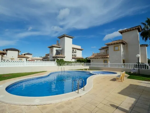 Casa adosada en Cabo Roig – Parcela espaciosa y excelente ub - foto 2