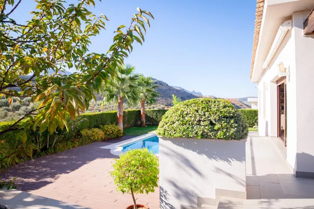 Exclusiva casa de lujo con piscina privada en un entorno tranquilo y selecto — 16