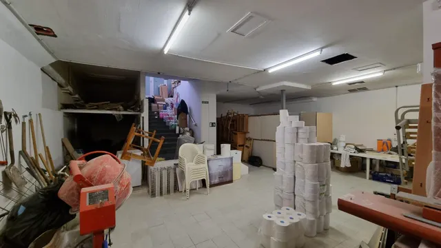 LOCAL COMERCIAL EN VENDA AL CENTRE — 24