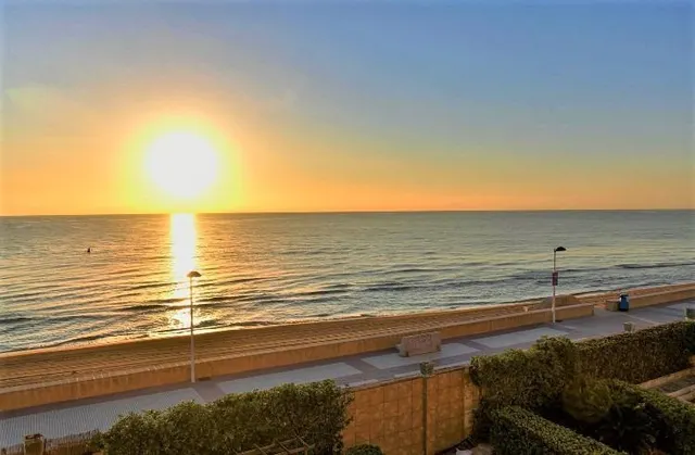 Apartamento ubicado en primera línea playa Daimús, destaca por su privilegiada orientación noroeste que regala vistas despejadas al mar — 18