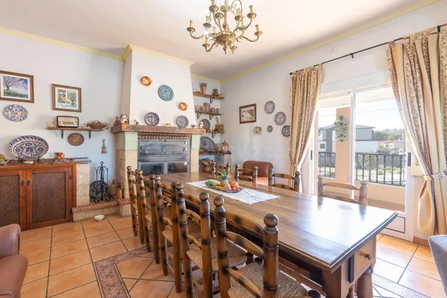 Casa en planta baja con cuatro naves y local — 2